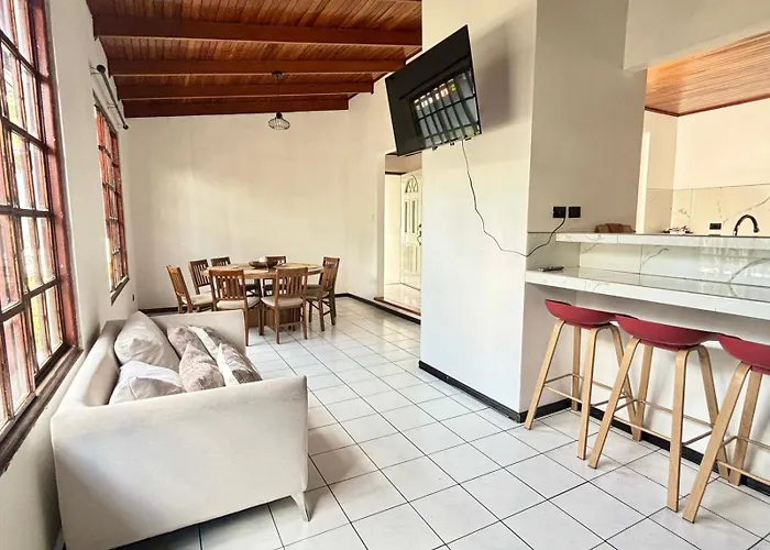 Charming House 5 Min Airport With Ac
